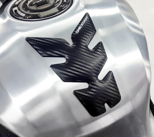 UNIVERSAL TANK PAD - MATTE BLACK - CARBON DESIGN - 17,2 CM X 17,5 CM | 6,8" X 6,9" - RESIN/POLYURETH