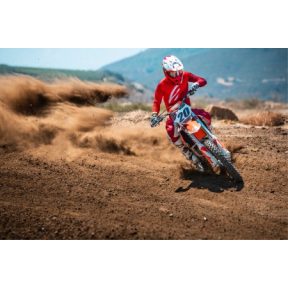 Cross mezek és nadrágok